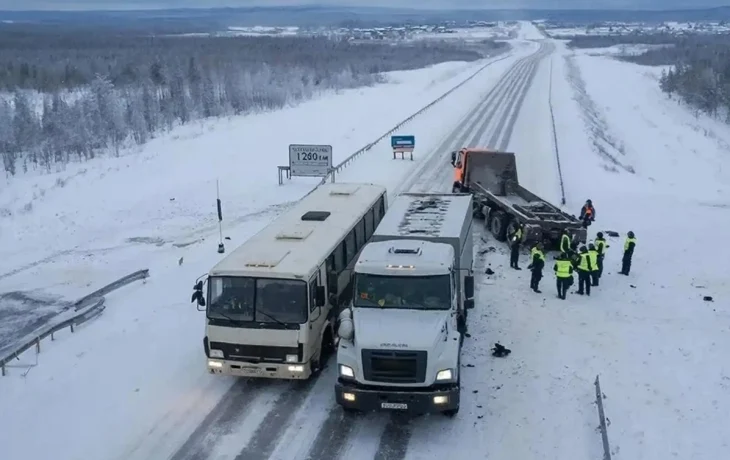 Вахтовый автобус и грузовик попали в ДТП в Якутии