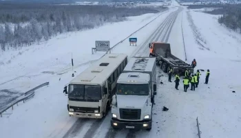 Вахтовый автобус и грузовик попали в ДТП в Якутии